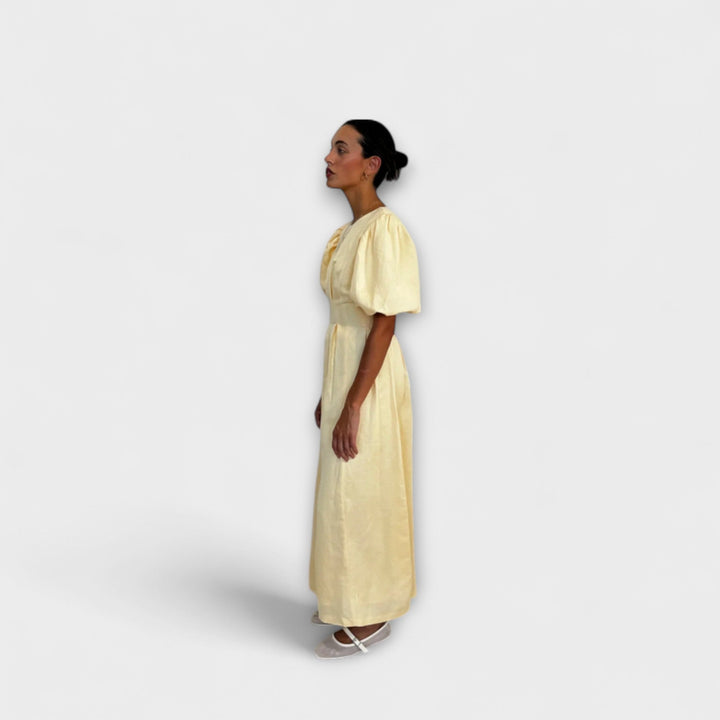 Josephine - Maxi sukienka w maślanym żółtym kolorze z przewiewnym designem