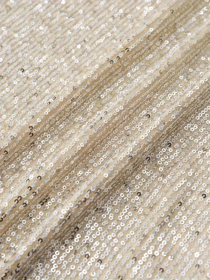 Sukienka na imprezę z cekinami i kontrastem