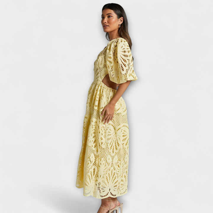 Elegancka sukienka z delikatnymi detalami