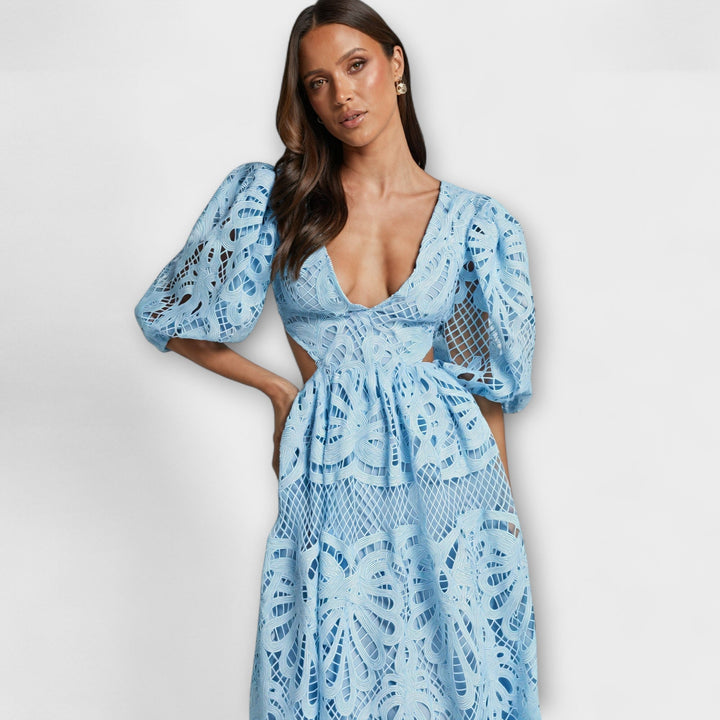 Elegancka sukienka z delikatnymi detalami