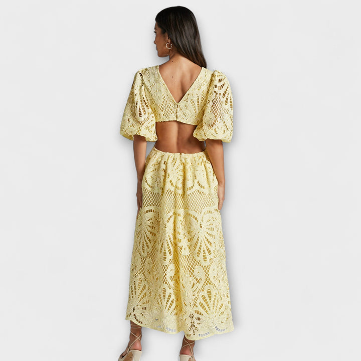 Elegancka sukienka z delikatnymi detalami