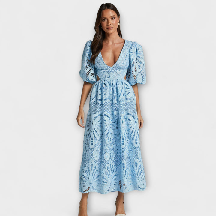 Elegancka sukienka z delikatnymi detalami