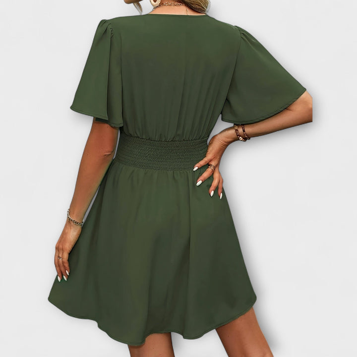 Winslet - Sukienka z Marszczonym Pasem i Dekoltem w Kształcie V