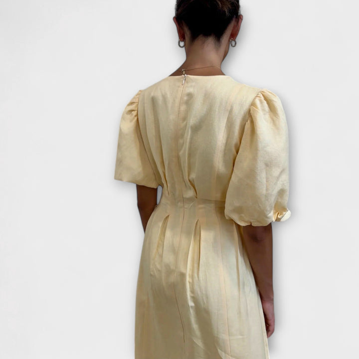 Josephine - Maxi sukienka w maślanym żółtym kolorze z przewiewnym designem