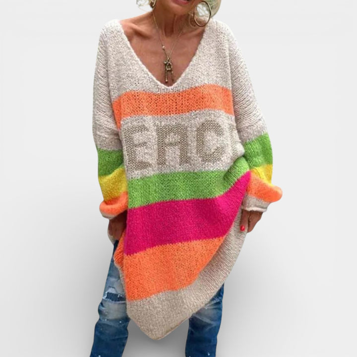 Flora – Długi dzianinowy sweter z dekoltem w serek i napisem