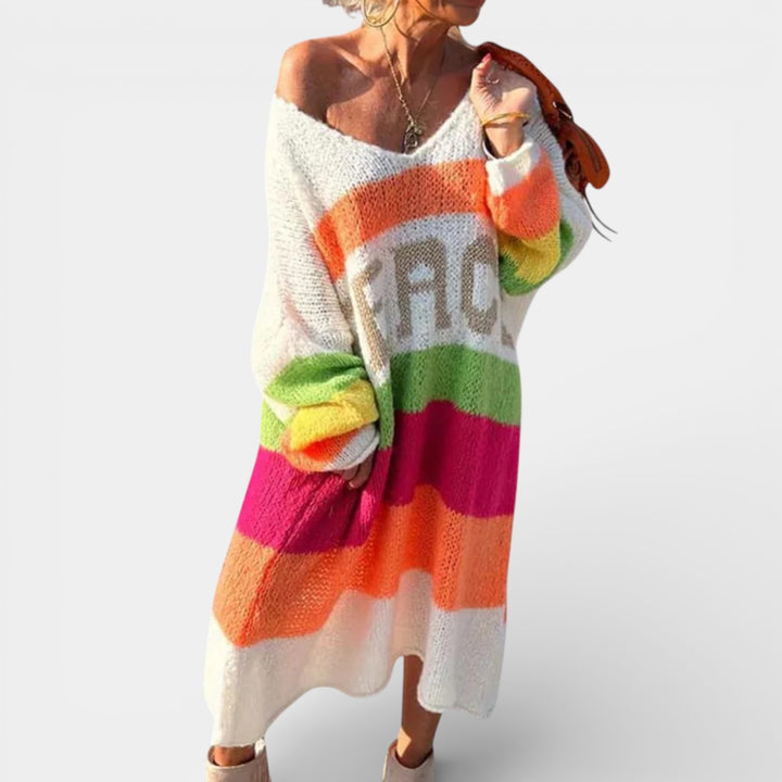 Flora – Długi dzianinowy sweter z dekoltem w serek i napisem