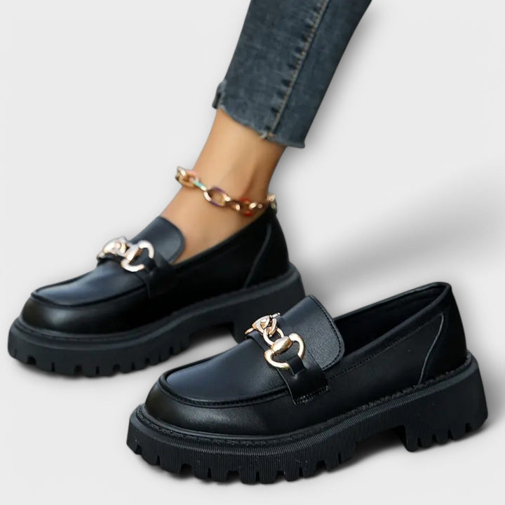 Trendy damskie loafersy na platformie z klamrą