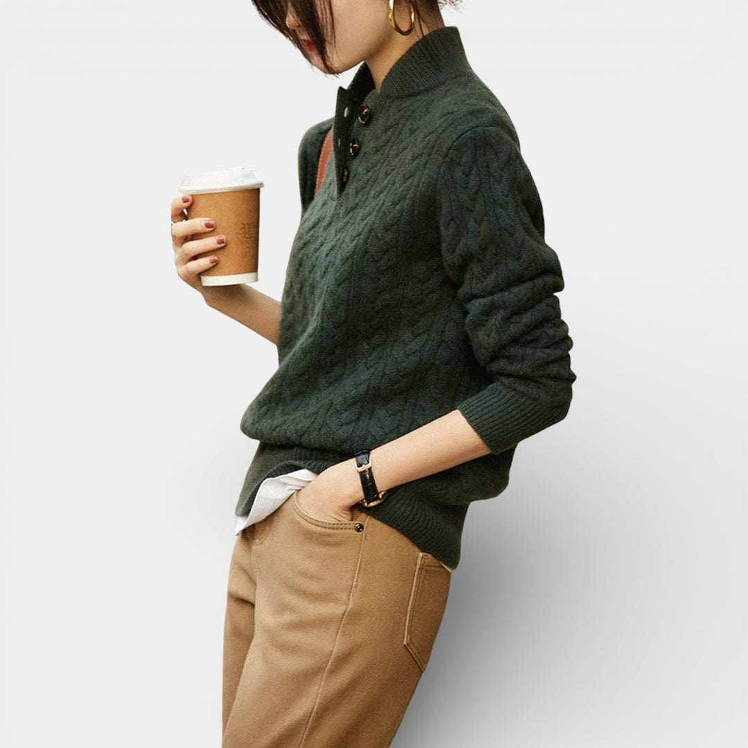 Danuta – Sweter z warkoczowym splotem i stójką