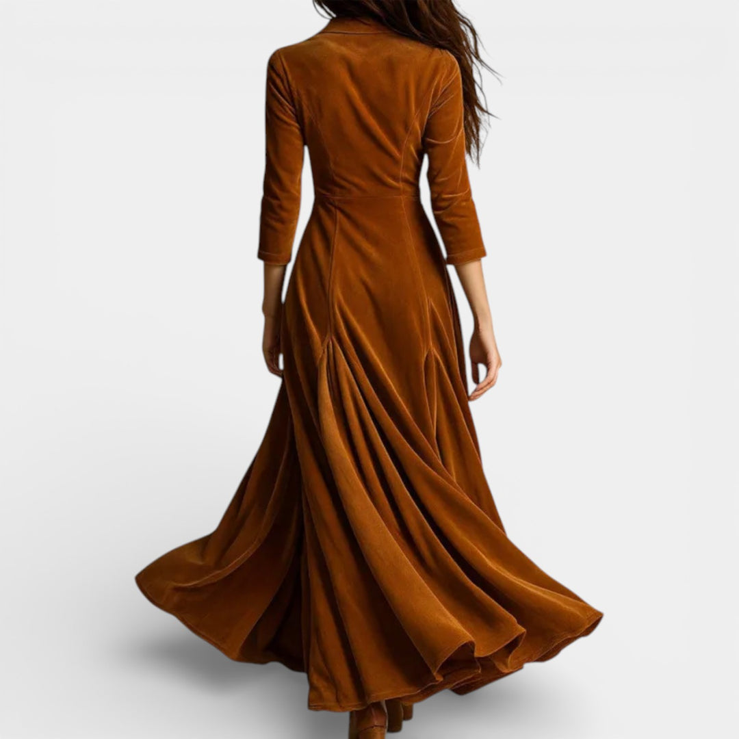 Celina – Welurowa sukienka maxi z kołnierzem i guzikami