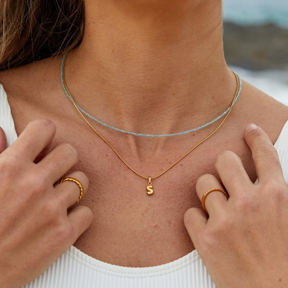 Stylowy naszyjnik z bąbelkowymi literami