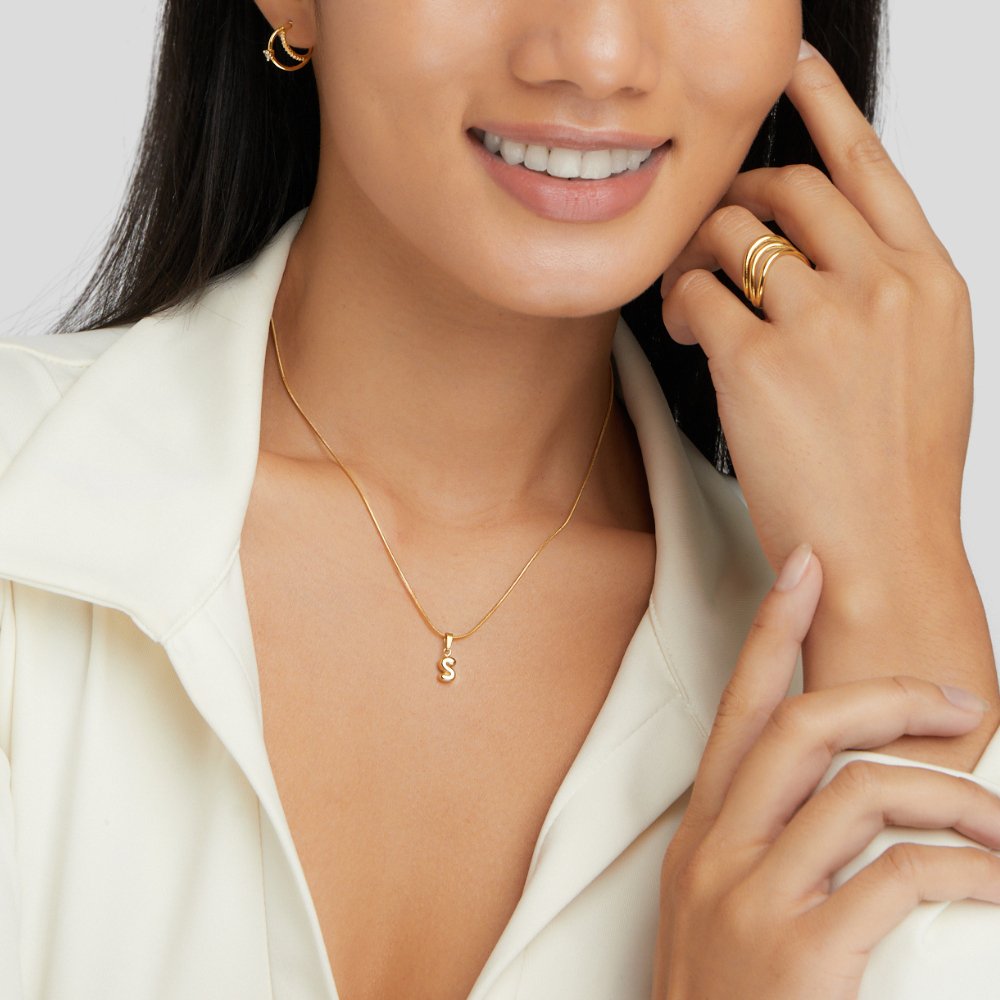 Stylowy naszyjnik z bąbelkowymi literami