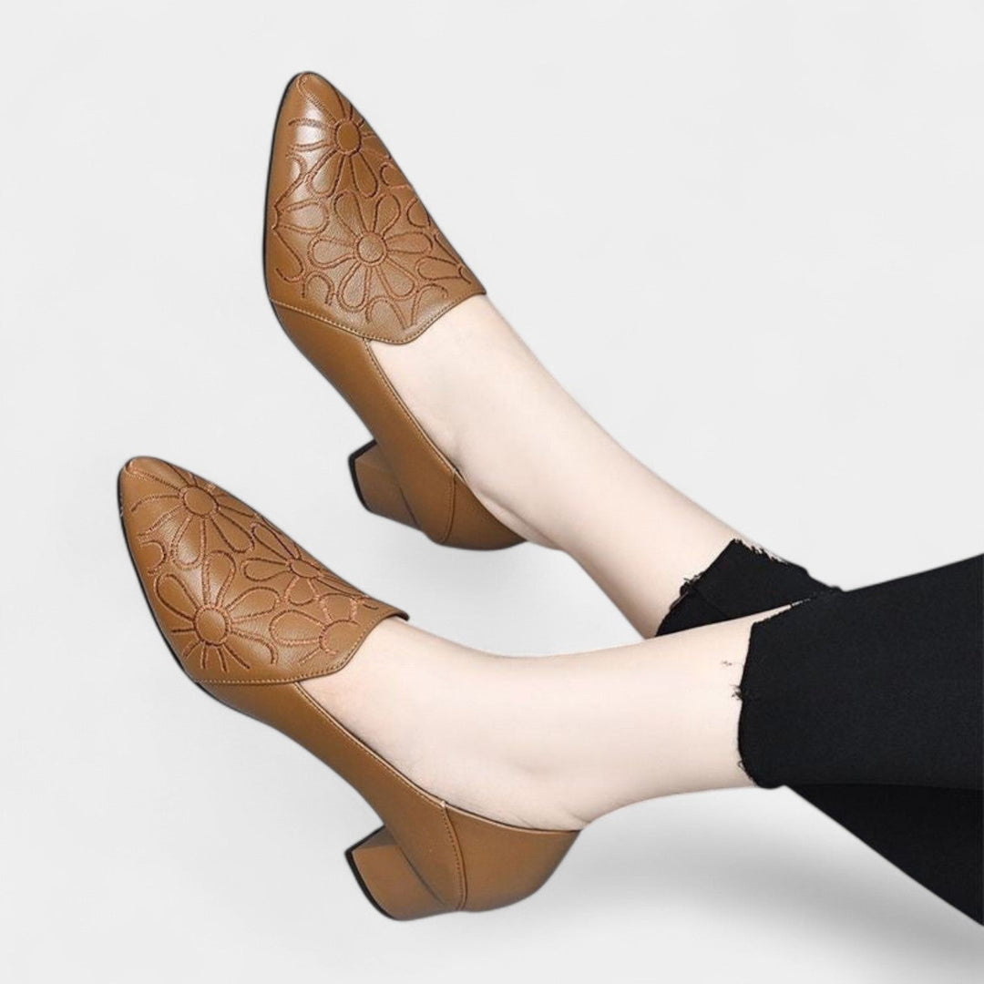 Olene – Czarne szpilki z haftem