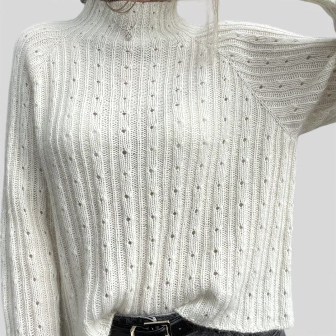 Lilianna – Prążkowany sweter z półgolfem i ażurową strukturą