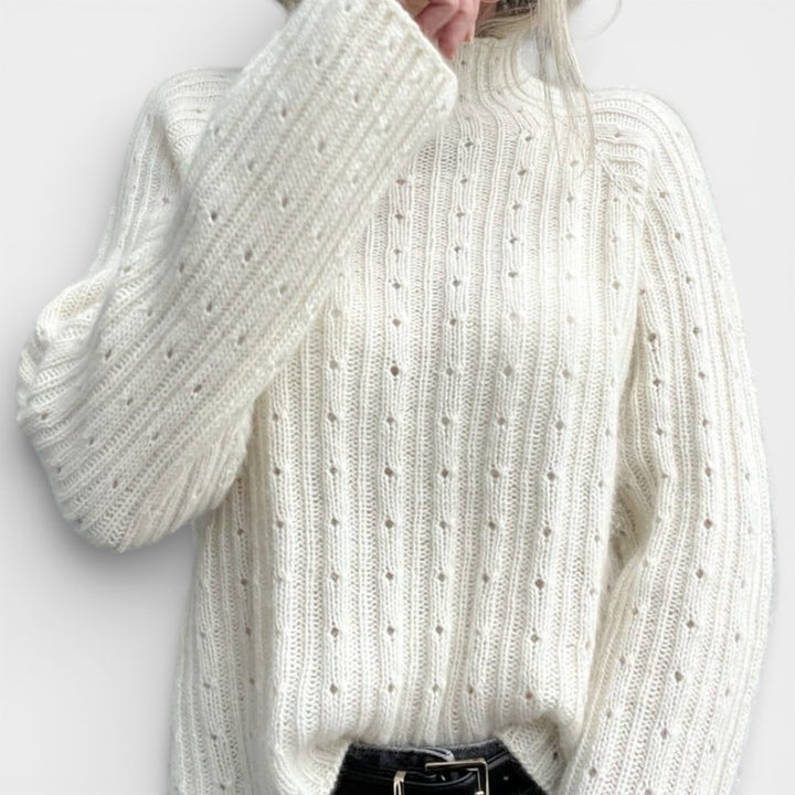 Lilianna – Prążkowany sweter z półgolfem i ażurową strukturą